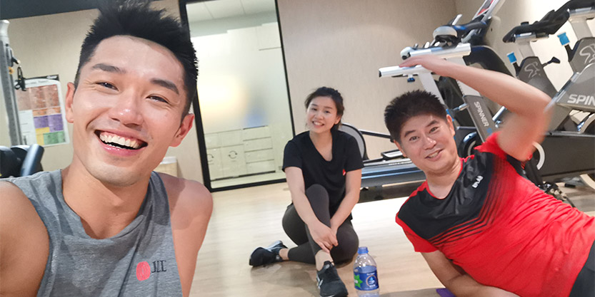 Oliver（圖左）與同事們充滿活力，於清晨到公司內的健身室一起進行訓練。
