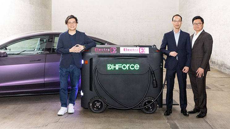 (右一)仲量聯行資本市場部主管陳國章、(右二)仲量聯行香港與澳門物業及資產管理部總監鍾志雄、(左一)Electra Network 和尚裕資本創辦人兼行政總裁譚晉承